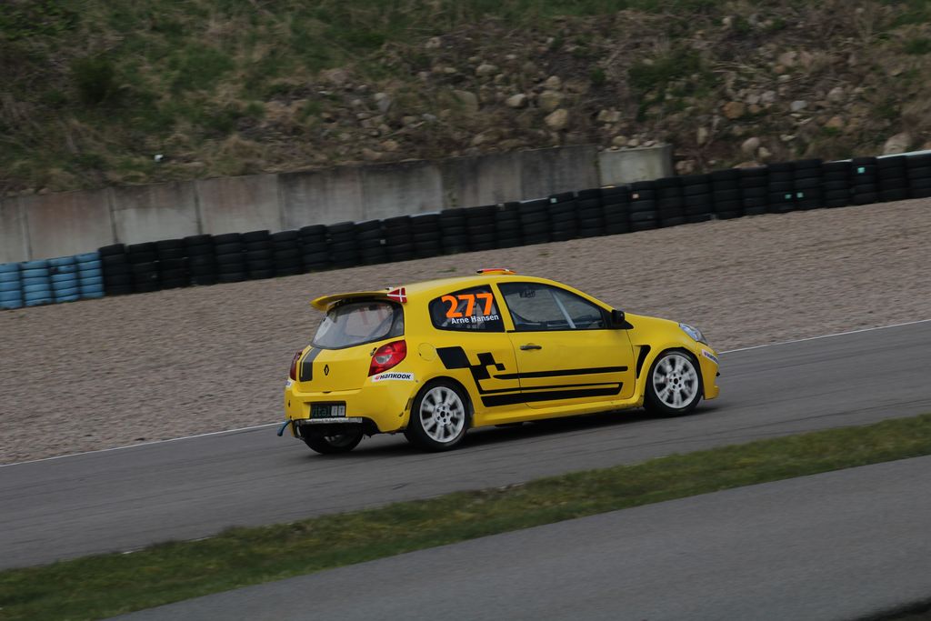Desværre var det tidligt fyraften for Arne Hansen, men teamet er ved godt mod, og har snart den gule Renault køreklar igen
(Foto: JJ Media)